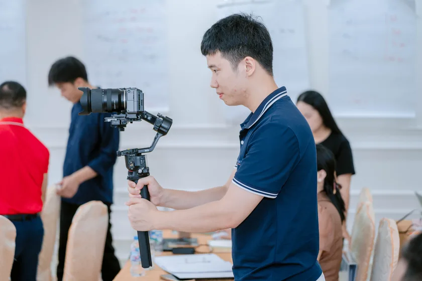 Nguyễn Vũ Sơn ghi hình lớp học bằng gimbal.