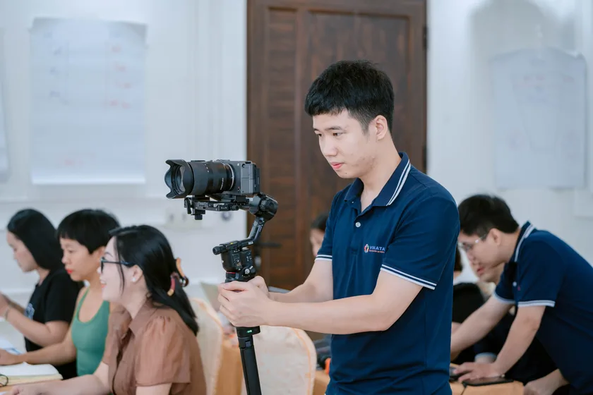 Nguyễn Vũ Sơn thao tác máy quay trong lớp học.