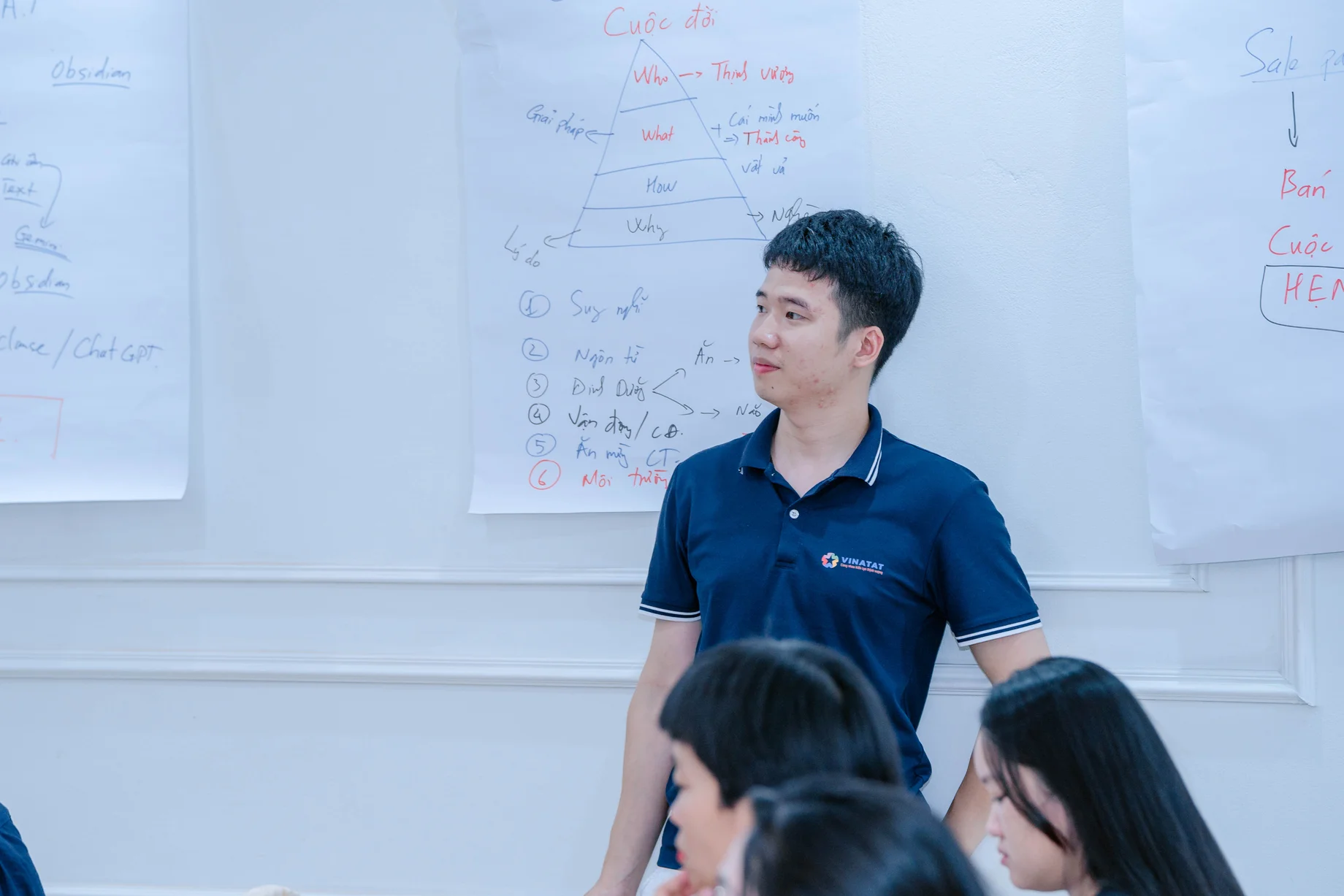 Nguyễn Vũ Sơn trong lớp học, bên bảng ghi chú